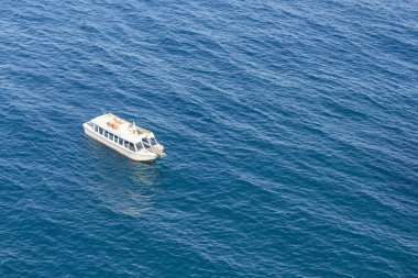 Turizm tekne demirlemiş