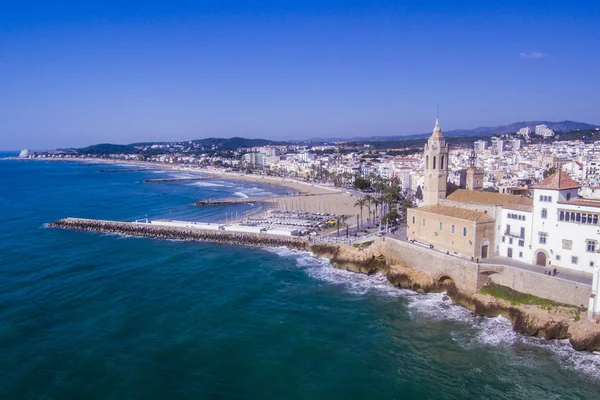 Sitges con una iglesia parroquial Sat Bartolome i Santa Tecla. Aérea v —  Fotos de Stock