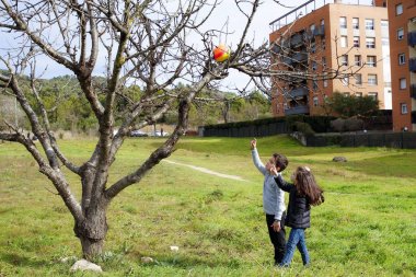 Çocuk bir topu kurtarmak çalışıyordu