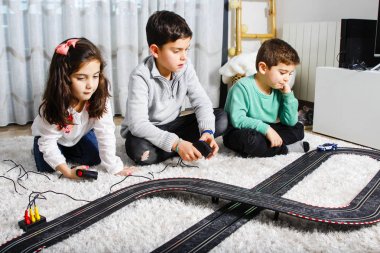 Üç çocuk araba yarış oyun