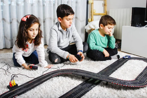 Tres niños jugando carreras de coches — Foto de Stock