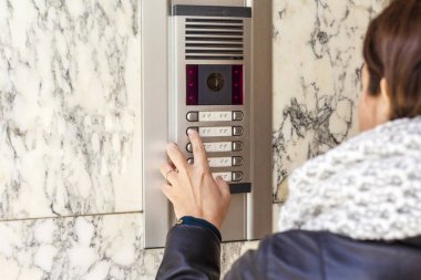 Düğmeye basmak ve telsizden konuşan kadın