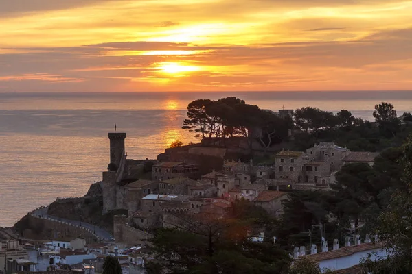 Salida del sol en el mar Tossa de Mar con la pared y el castillo cerca de th — Foto de Stock