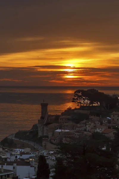 Salida del sol en el mar Tossa de Mar con la pared y el castillo cerca de th —  Fotos de Stock