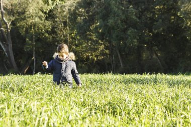 Alanda yürüyüş çocuk