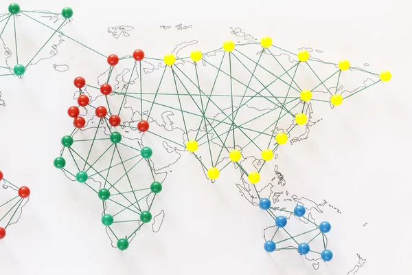 Karte von Europa, Afrika und Asien durch Stecknadeln verbunden. — Stockfoto