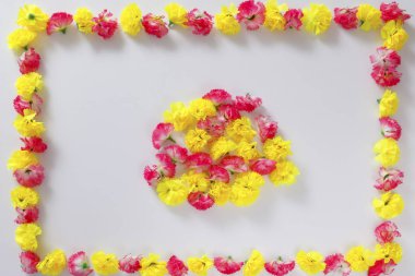 Çiçek kompozisyon. Çerçeve pembe ve sarı çiçek yaptı.