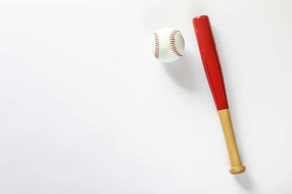 Bat de baseball şi minge. Izolat în alb — Fotografie, imagine de stoc