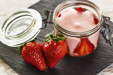 Bir bardak çilek smoothy.