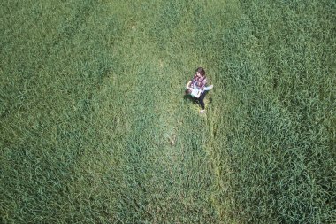 Anne ve oğlu büyük yeşil alan