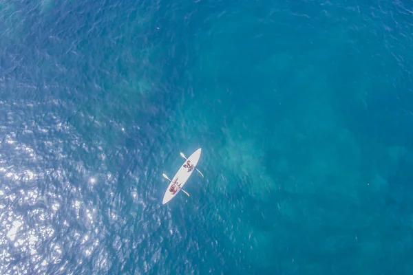 Mulher um homem em uma canoa em lloret de mar — Fotografia de Stock