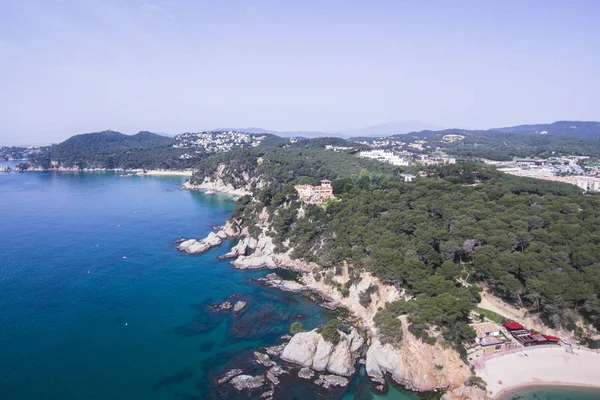 Vista aérea de las rocas en el mar en un día soleado en la Costa — Foto de Stock