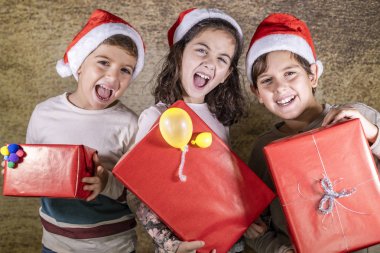 Noel günü hediyeli mutlu çocuklar