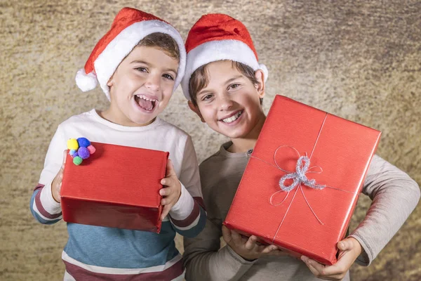 Szczęśliwe dzieci z prezentami na Boże Narodzenie — Zdjęcie stockowe