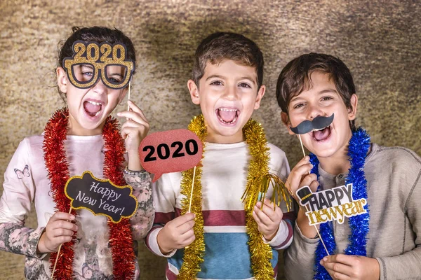 Üç çocuk yeni yıl arifesini kutluyor. 2020!