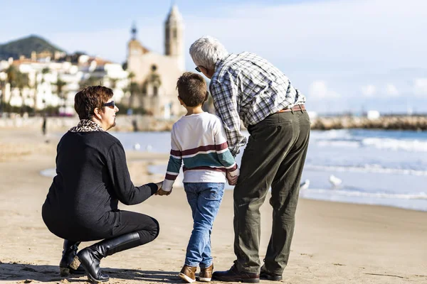Abuelos con nieto en la playa de Sitges, España — Foto de Stock