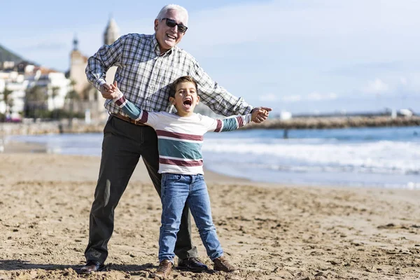 Παππούς και εγγονός παίζουν στην παραλία Sitges — Φωτογραφία Αρχείου