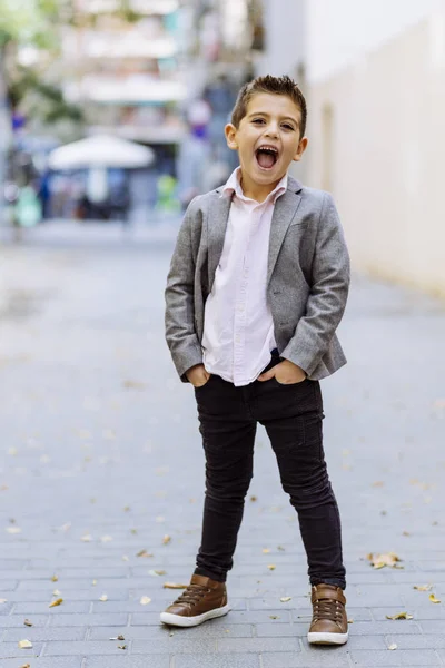 Stijlvol en mode kind poseren op straat — Stockfoto