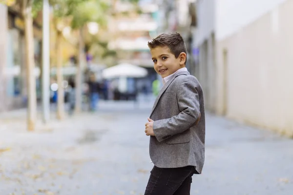 Stijlvol en mode kind poseren op straat — Stockfoto