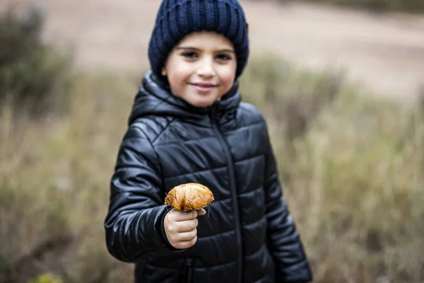 Lttle Kind mit einem Pilz. Fokus auf Pilz — Stockfoto