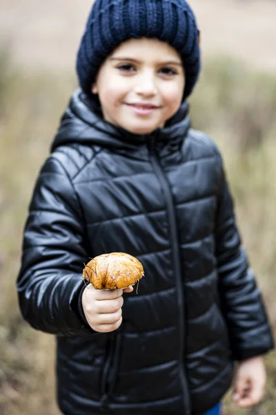 Lttle Kind mit einem Pilz. Fokus auf Pilz — Stockfoto