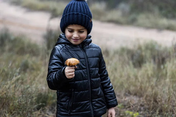 Kleines Kind mit einem Pilz auf den Händen — Stockfoto