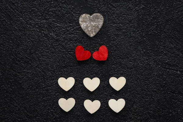 Hjärtan firar ett bröllop på svart bakgrund — Stockfoto