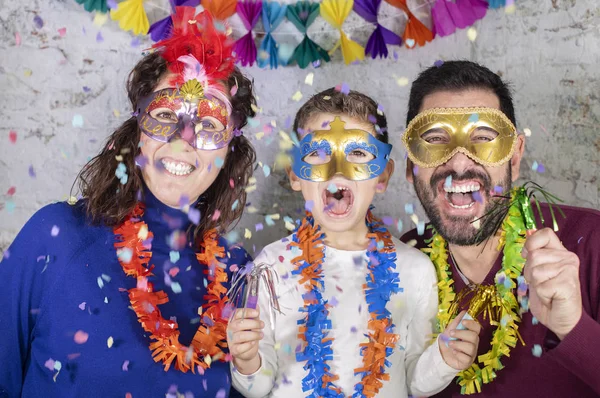Maskeli mutlu aile karnavalı kutluyor.