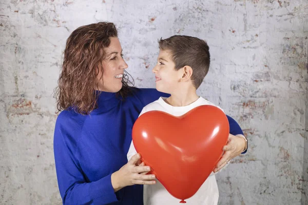 Matka a syn se srdcem. Valentines Day concept — Stock fotografie