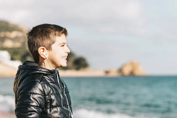 Carino bambino che ascolta musica con le cuffie — Foto Stock