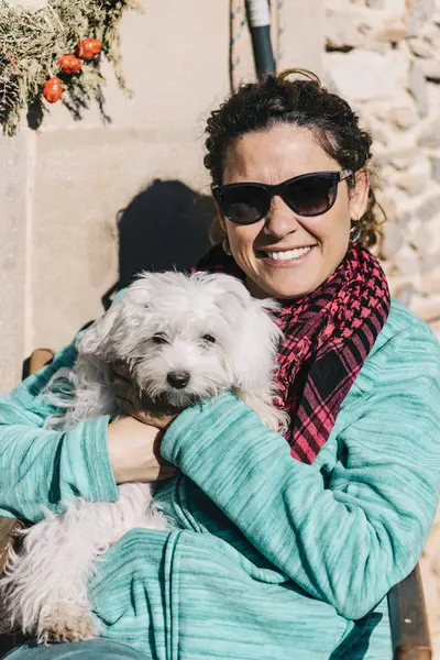 Middle aged woman with a Maltese dog — Stock Photo, Image