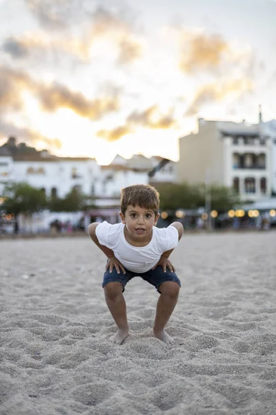 Schattiger kind spelen op het strand bij zonsondergang — Stockfoto