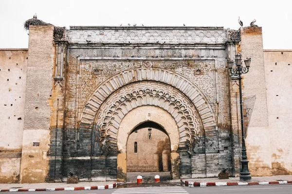 Міські ворота Баб Аньяу з гніздами лелек. Марракеш (Марокко).. — стокове фото