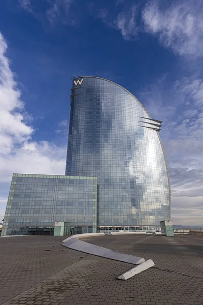 Barcelona, Spanje - 31 januari 2020: Uitzicht op het W Barcelona Hotel, in Barcelona, Spanje, in de volksmond bekend als Hotel Vela, Sail Hotel in het Catalaans en Spaans, vanwege zijn zeilvorm — Stockfoto