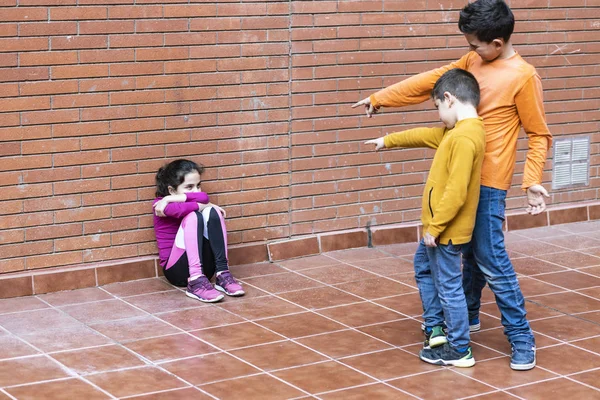 Dois meninos fazendo bullying para uma menina — Fotografia de Stock
