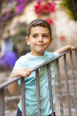 Korkuluk tutan sevimli bir çocuğun portresi