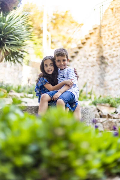 Portret van twee schattige kinderen in een zomerdag — Stockfoto