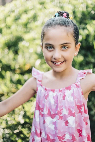 Portret van een schattig meisje op een zomerdag — Stockfoto