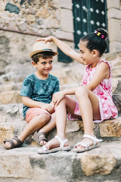 Twee kinderen spelen op een trap van een rustiek dorp — Stockfoto