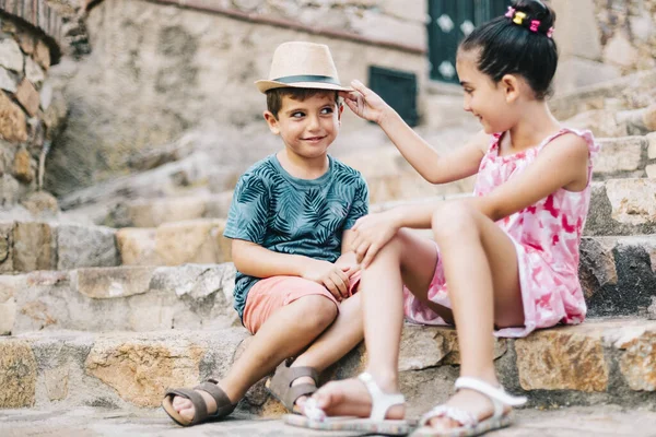 Rustik bir köyün merdivenlerinde oynayan iki çocuk