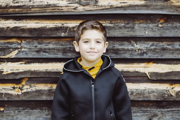 Ritratto di un bel bambino con sfondo in legno — Foto Stock