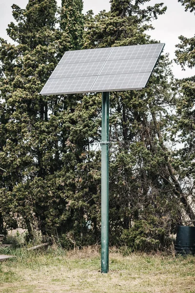 Painel solar no meio da floresta — Fotografia de Stock