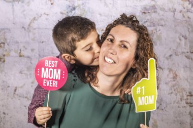 Anne ve oğlu anneler günü evde kutlama