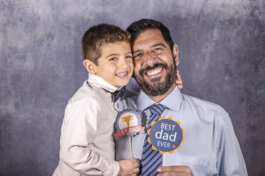 Baba oğul evde Babalar Günü 'nü kutluyorlar..