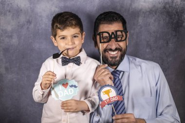 Baba oğul evde Babalar Günü 'nü kutluyorlar..