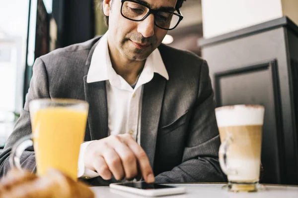 Zakenman Aan Bar Met Een Kop Koffie Sinaasappelsap — Stockfoto