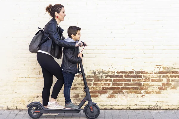 Mãe Filho Montando Uma Scooter Elétrica — Fotografia de Stock
