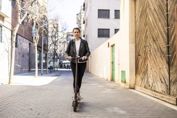 Mulher Meia Idade Montando Uma Scooter Elétrica — Fotografia de Stock