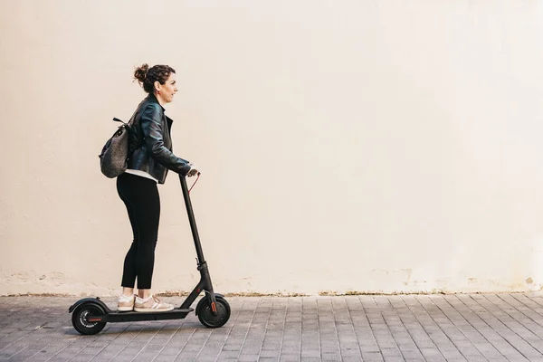 Orta yaşlı bir kadın elektrikli scooter kullanıyor.
