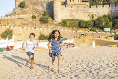 Kumsalda koşan iki küçük arkadaş